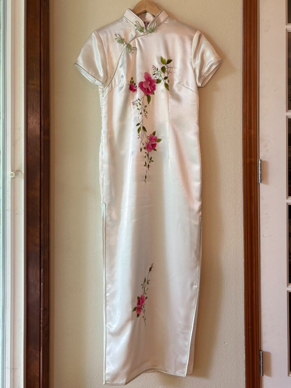 NWT Satin Cheongsam Qipao Mandarin Collar Short Sleeves Floral Embroidery S / M